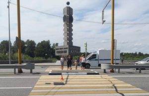 На пешеходном переходе на въезде в республику мотоциклист сбил туристку из Новосибирска