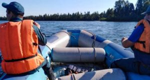 На Бии перевернулась моторная лодка, сын-подросток выплыл, отца ищут На Бии перевернулась моторная лодка, сын-подросток выплыл, отца ищут