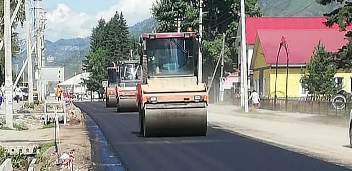 Дорожники ремонтируют подъезд к Онгудаю
