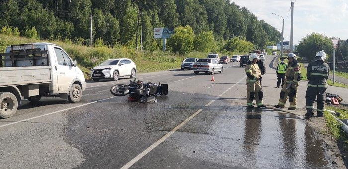 В Майме байкер врезался в поворачивавший налево автомобиль
