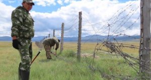 Еще 14 километров колючей проволоки демонтируют на Укоке на границе с Монголией