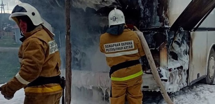 В Усть-Кане сгорел автобус