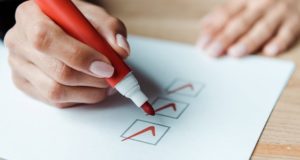 Первый предвыборный опрос: лидирует Птицын, Тюхтенев в аутсайдерах