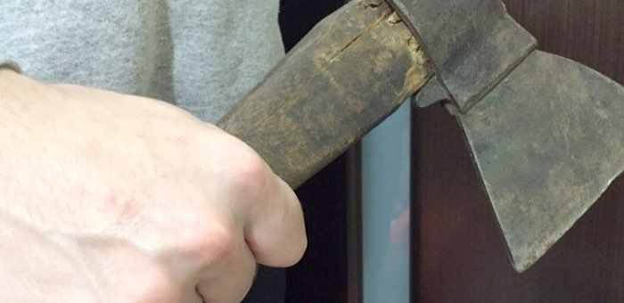 Молодой человек напал с топором на пограничника, несшего службу