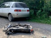 Две девочки на мотоцикле врезались в автомобиль и попали в больницу Две девочки на мотоцикле врезались в автомобиль и попали в больницу