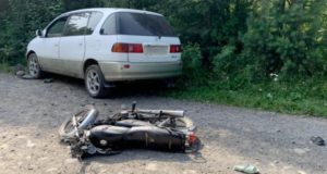 Две девочки на мотоцикле врезались в автомобиль и попали в больницу Две девочки на мотоцикле врезались в автомобиль и попали в больницу