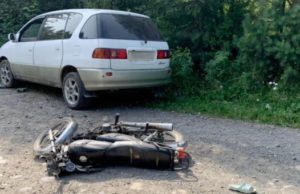 Две девочки на мотоцикле врезались в автомобиль и попали в больницу Две девочки на мотоцикле врезались в автомобиль и попали в больницу
