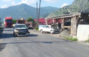 Две иномарки не смогли разъехаться в Элекмонаре