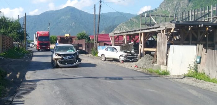 Две иномарки не смогли разъехаться в Элекмонаре