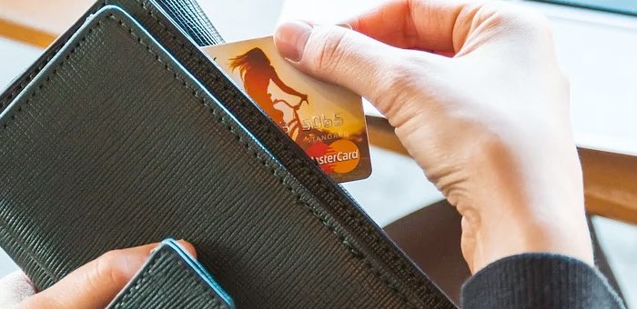 Горожанка перевела мошенникам все деньги с карты и хотела взять кредит, чтобы перевести еще
