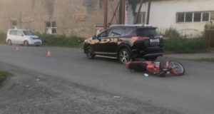 Подросток на мотоцикле врезался в Toyota RAV4 под управлением нетрезвого водителя