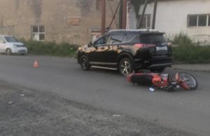Подросток на мотоцикле врезался в Toyota RAV4 под управлением нетрезвого водителя Подросток на мотоцикле врезался в Toyota RAV4 под управлением нетрезвого водителя