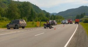 Внедорожник и мотоцикл с туристами столкнулись на Чуйском тракте