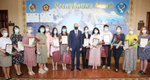 Олег Хорохордин поздравил выпускников, получивших лучшие результаты на ЕГЭ