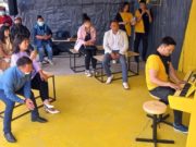 Уличное пианино установили в Усть-Кане Уличное пианино установили в Усть-Кане