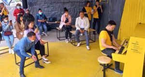 Уличное пианино установили в Усть-Кане Уличное пианино установили в Усть-Кане