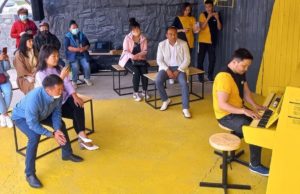 Уличное пианино установили в Усть-Кане Уличное пианино установили в Усть-Кане