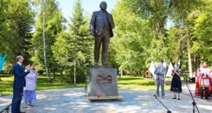 Памятник Валерию Чаптынову открыли в Горно-Алтайске Памятник Валерию Чаптынову открыли в Горно-Алтайске
