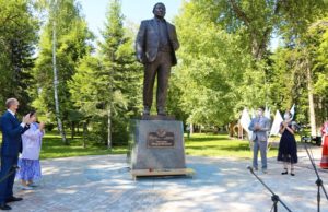 Памятник Валерию Чаптынову открыли в Горно-Алтайске
