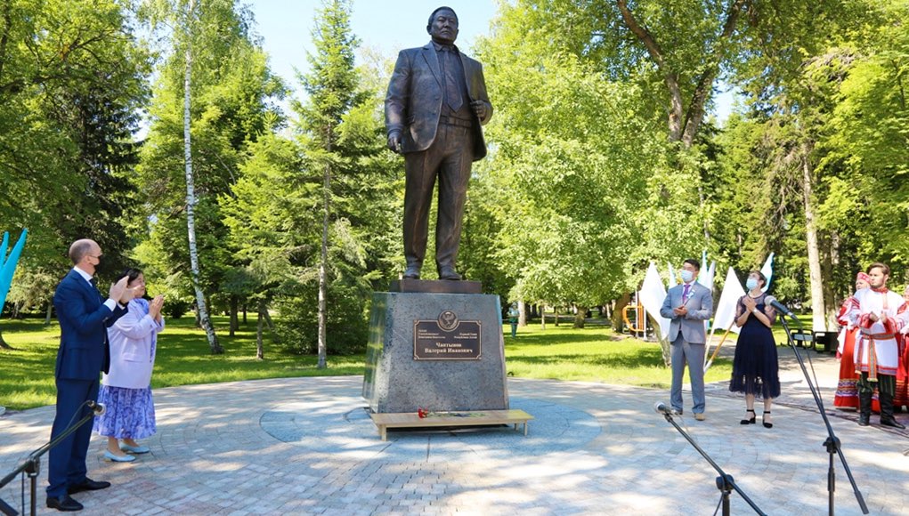 Памятник Валерию Чаптынову открыли в Горно-Алтайске