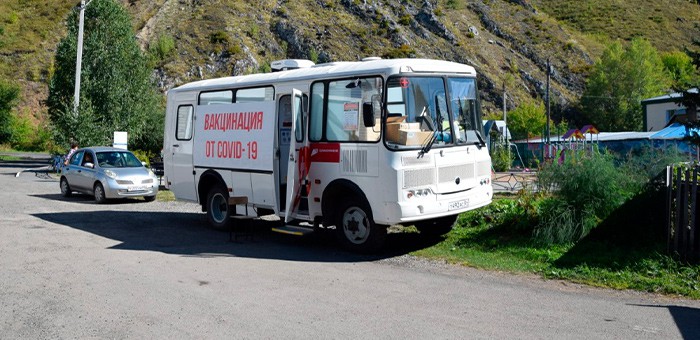 В микрорайонах Горно-Алтайска продолжает работу мобильный пункт вакцинации