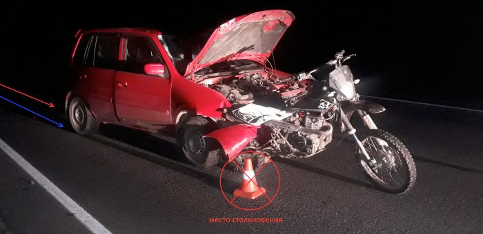 Нетрезвая жительница Онгудая без прав на Mazda Demio ночью врезалась в мотоцикл