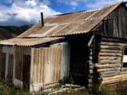 Трое собутыльников на стоянке зверски убили гостя Трое собутыльников на стоянке зверски убили приехавшего к ним гостя