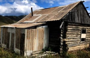Трое собутыльников на стоянке зверски убили гостя Трое собутыльников на стоянке зверски убили приехавшего к ним гостя