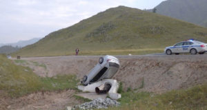 На въезде в Онгудай перевернулась Toyota Ipsum На въезде в Онгудай перевернулась Toyota Ipsum