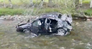 Nissan Primera рухнул в реку Большой Ильгумень, водитель госпитализирован