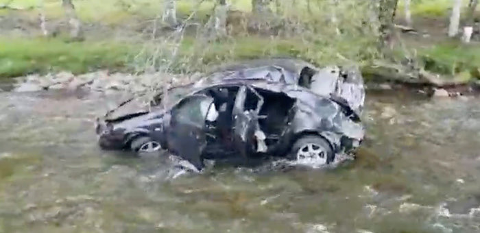 Nissan Primera рухнул в реку Большой Ильгумень, водитель госпитализирован