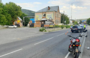 Автомобиль и мотоцикл столкнулись на улице Бийской Автомобиль и мотоцикл столкнулись на улице Бийской