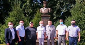 К памятнику основателю ВДВ возложили цветы К памятнику основателя ВДВ возложили цветы