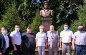 К памятнику основателю ВДВ возложили цветы К памятнику основателя ВДВ возложили цветы