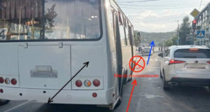 Водитель автобуса на «мебельном перекрестке» врезался в остановившуюся перед ним иномарку