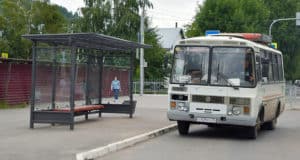 «Уютная остановка»: в Горно-Алтайске устанавливают новые остановочные павильоны