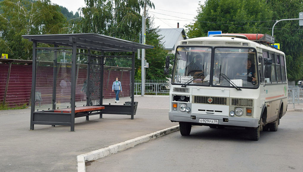 «Уютная остановка»: в Горно-Алтайске устанавливают новые остановочные павильоны
