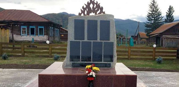 Памятник героям Великой Отечественной войны обустроили в Верх-Уймоне
