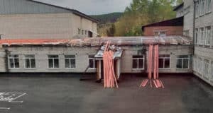 «Без крыши над головой»: подрядчика наказали за неторопливость при ремонте кровли гимназии