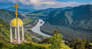 Пожарные помогли спуститься с горы Обзорной трем заблудившимся женщинам