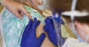 100-летняя жительница Турочакского района получила прививку от коронавируса