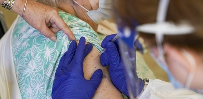 100-летняя жительница Турочакского района получила прививку от коронавируса