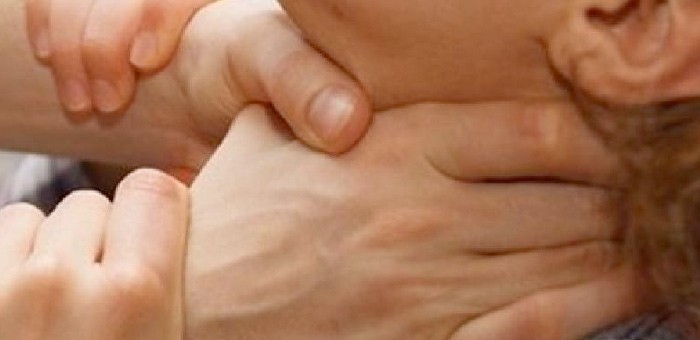 Пьяный отец чуть не задушил 13-летнего сына. Возбуждено уголовное дело