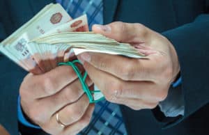 Прекращены дела двух бизнесменов, давших взятки министру здравоохранения