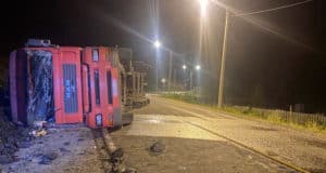 Грузовой автомобиль перевернулся в Камлаке, водитель погиб