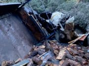 На Улаганском тракте свалился в кювет груженный дровами КАМАЗ На Улаганском тракте свалился в кювет груженный дровами КАМАЗ