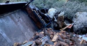 На Улаганском тракте свалился в кювет груженный дровами КАМАЗ