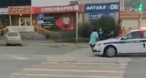 В полиции проверили видеоролик с пешеходами и патрульным автомобилем и сказали, что нарушений нет