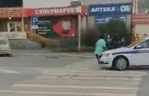 В полиции проверили видеоролик с пешеходами и патрульным автомобилем и сказали, что нарушений нет