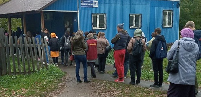 Специалисты Роспотребнадзора разогнали очередь за проездными
